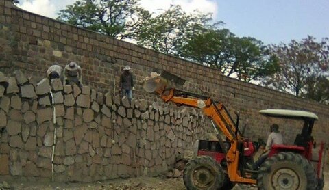 اجرای دیوار سنگی ۵ متری در لایۀ نهایی مهران رود 