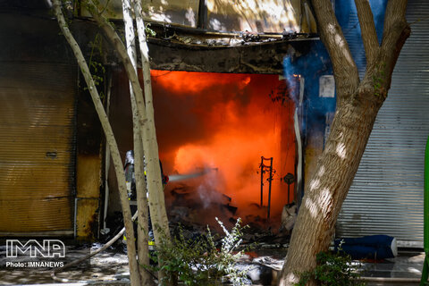 آتش سوزی واحد تجاری در خیابان چهارباغ