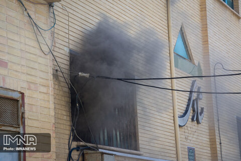 آتش سوزی واحد تجاری در خیابان چهارباغ