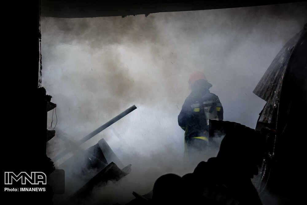 آتش سوزی واحد تجاری در خیابان چهارباغ