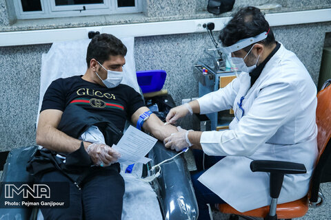 اهدای خون توسط تاکسیرانان قزوینی در تاسوعای حسینی