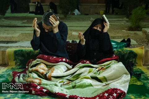 مراسم احیای شب بیست و یکم ماه رمضان در مجموعه تخت فولاد اصفهان