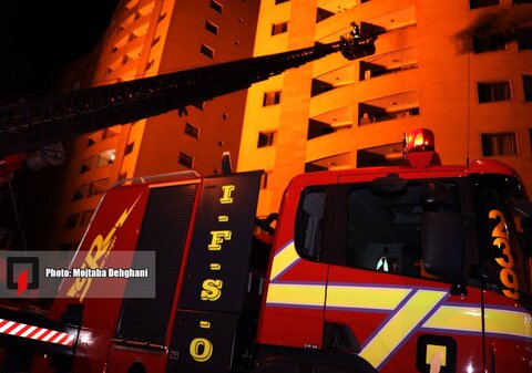 حریق در مجتمع مسکونی ۱۲ طبقه در خیابان حکیم شفایی/۷۰ آتش نشان اعزام شدند