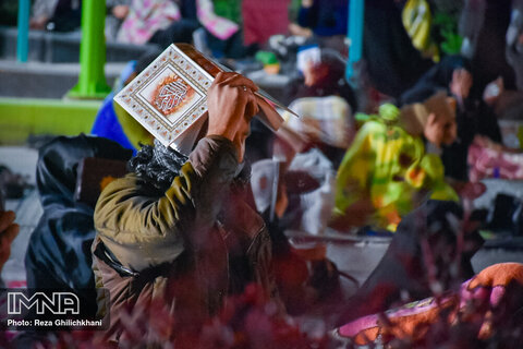 مراسم احیای شب بیست و یکم ماه رمضان در گلزار شهدا نجف آباد