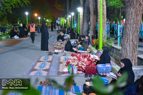 مراسم احیای شب بیست و یکم ماه رمضان در گلزار شهدا نجف آباد