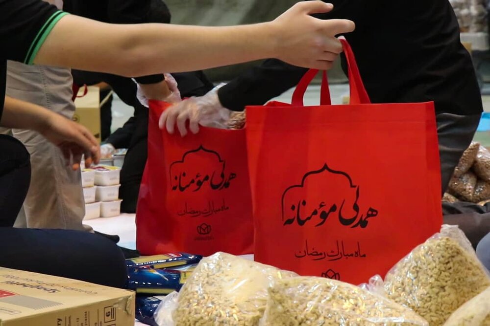 کمک ۱۱۰۰ بسته ای دانش‌آموزان اصفهانی به نیازمندان