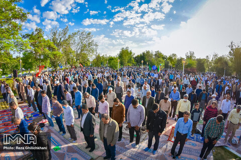 اقامه نماز عید سعید فطر در نجف آباد