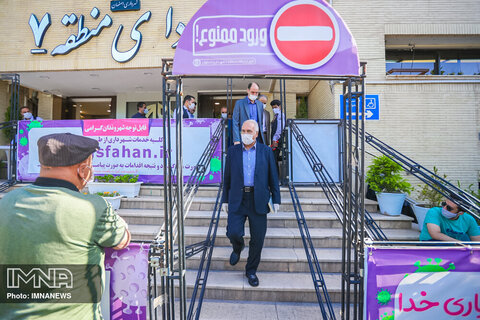 بازدید شهردار از میز خدمت شهرداری منطقه ۷ اصفهان