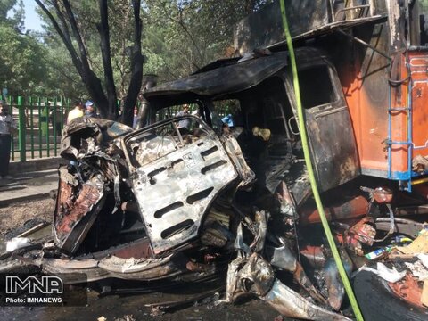 راننده کامیون در تصادف با تانکر گازوئیل در بلوار فرزانگان سوخت+ عکس