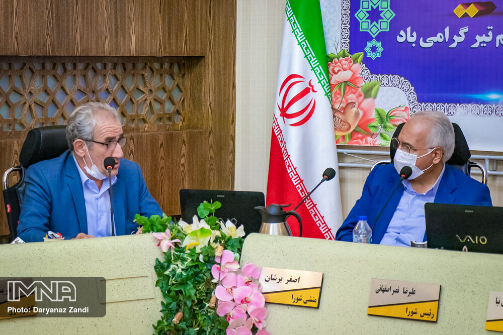 شهردار اصفهان گزارش عملکرد شهرداری را در صحن شورا ارائه می‌دهد