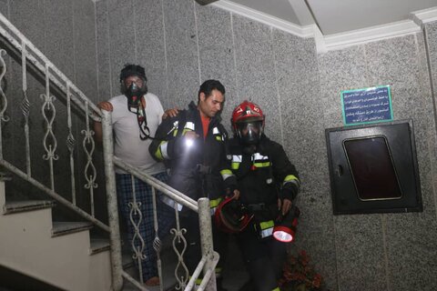 مصدومیت یک آتش‌نشان رودسری در آتش‌سوزی واحد مسکونی 