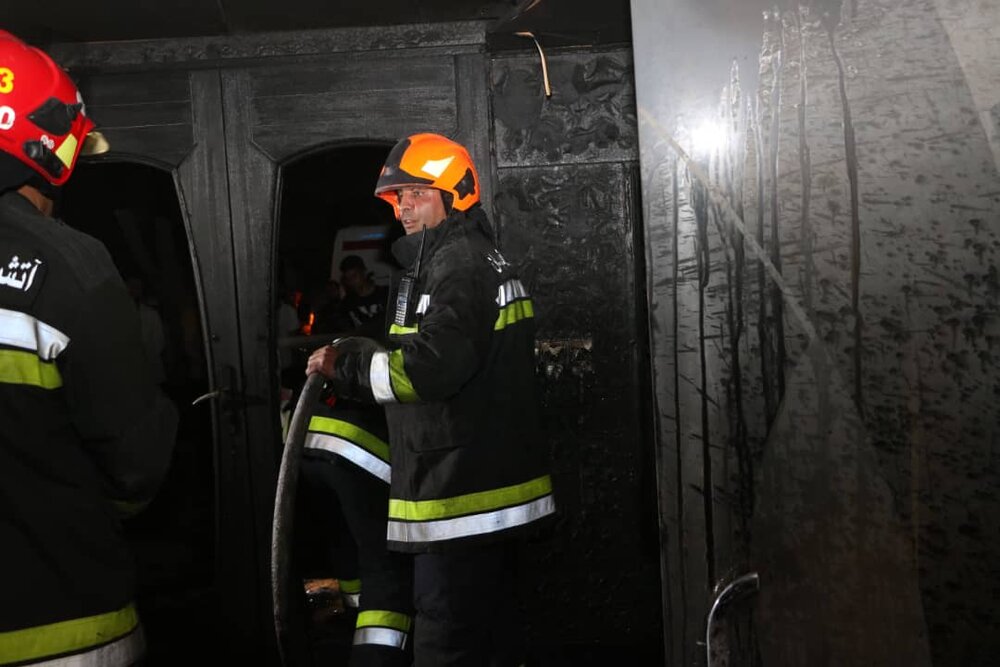 نجات ۱۵ تن از حریق ساختمان ۶ طبقه خیابان شیخ صدوق+عکس