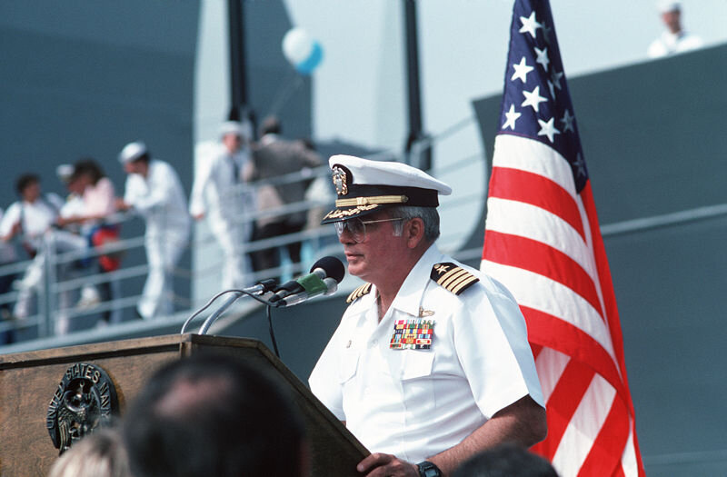 ویلیام راجرز، فرماندهٔ ناو وینسنس در حال سخنرانی در سن‌دیگو، کالیفرنیا در ۲۴ اکتبر ۱۹۸۸ (۳ ماه پس از حادثه) 