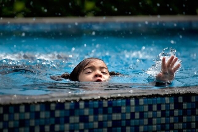 چگونه می‌توان از غرق شدن کودک پیشگیری کرد؟