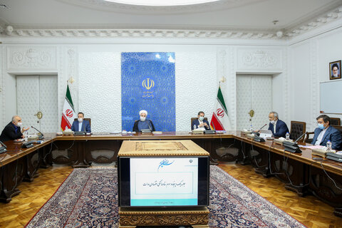 روحانی: به دور از شعارهای تخیلی، برای حل مشکلات کشور تلاش می‌کنیم