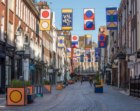 نصب نیمکت‌های رنگارنگ در خیابان‌ دوستدار عابر پیاده لندن