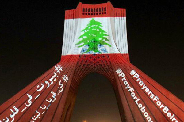 پرچم لبنان روی برج آزادی نقش بست