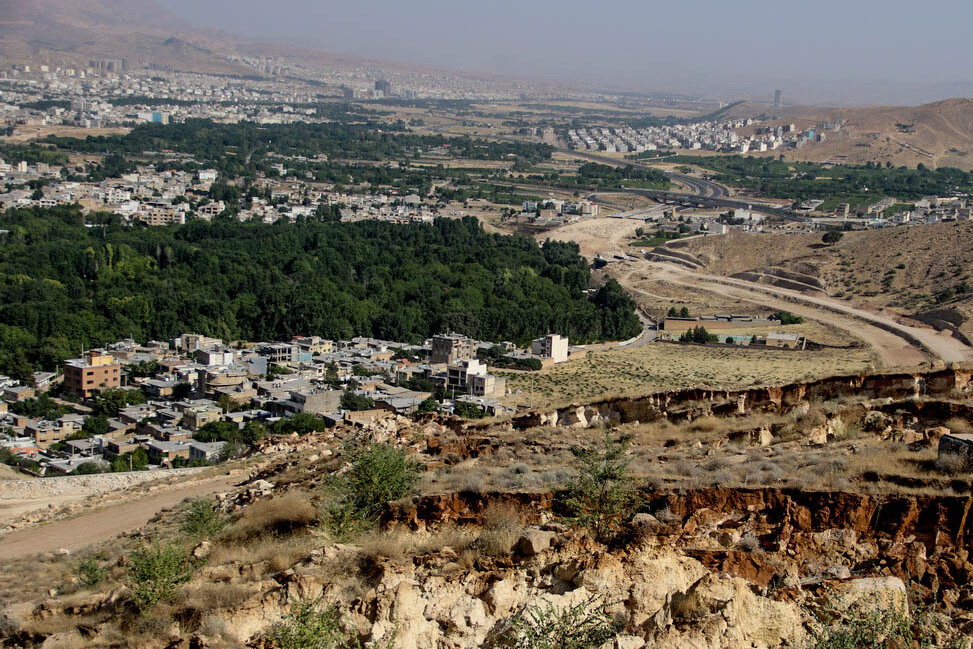 شهرداری شیراز هزینه انتقال ساکنان در معرض خطر کوه منصورآباد را پرداخت می‌کند