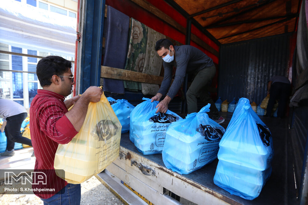 توزیع بسته‌های معیشتی و طبخ غذای گرم برای مددجویان در ایام محرم