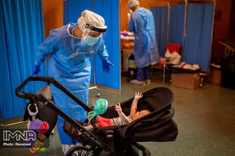 دیدار مادر و کودک در آزمایشگاه تست ویروس کرونا در بارسلون