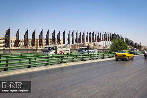 برافراشتن پرچم‌های سیاه عزاداری برفراز پل‌های خرم‌آباد 