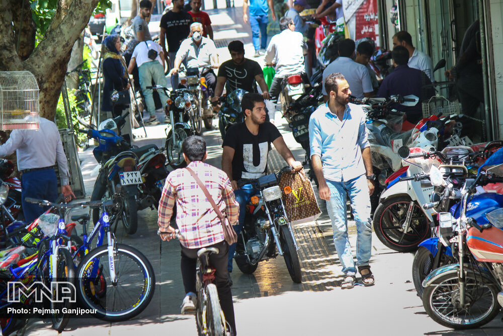 خطر تصادف در پیاده‌رو خیابان حکیم نظامی