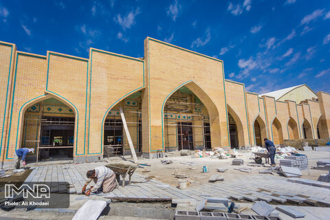 استفاده از فرم‌های اسلامی مدرن و قوسی در معماری سالن اجتماعات گلستان شهدا 