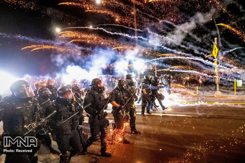 پلیس از مواد تحریک کننده شیمیایی و مهمات کنترل جمعیت برای متفرق کردن معترضین در تظاهرات در پورتلند ، اوره استفاده می کند