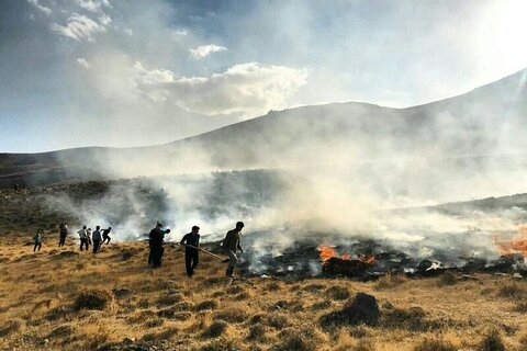 بخشی از مراتع روستای ون کاشان در آتش سوخت
