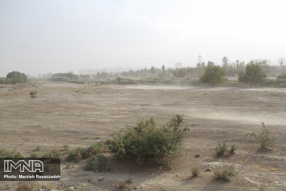تداوم گردوخاک شدید و کاهش دید در محورهای شرقی اصفهان