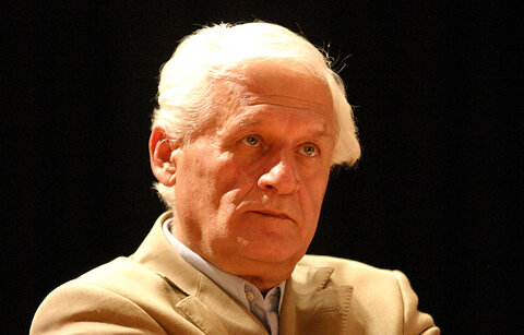 اکبر عالمی همچنان مشکل تنفسی دارد