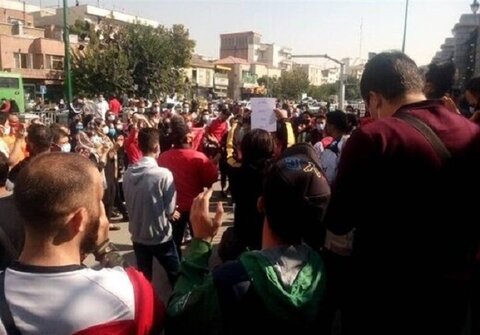 تجمع اعتراضی پرسپولیسی‌ها مقابل مجلس شورای اسلامی