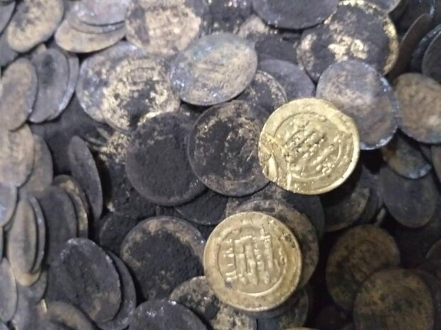 کشف ۱۳۰ سکه متعلق به دوره آل بویه از اتاقک یک قبرکن در ری
