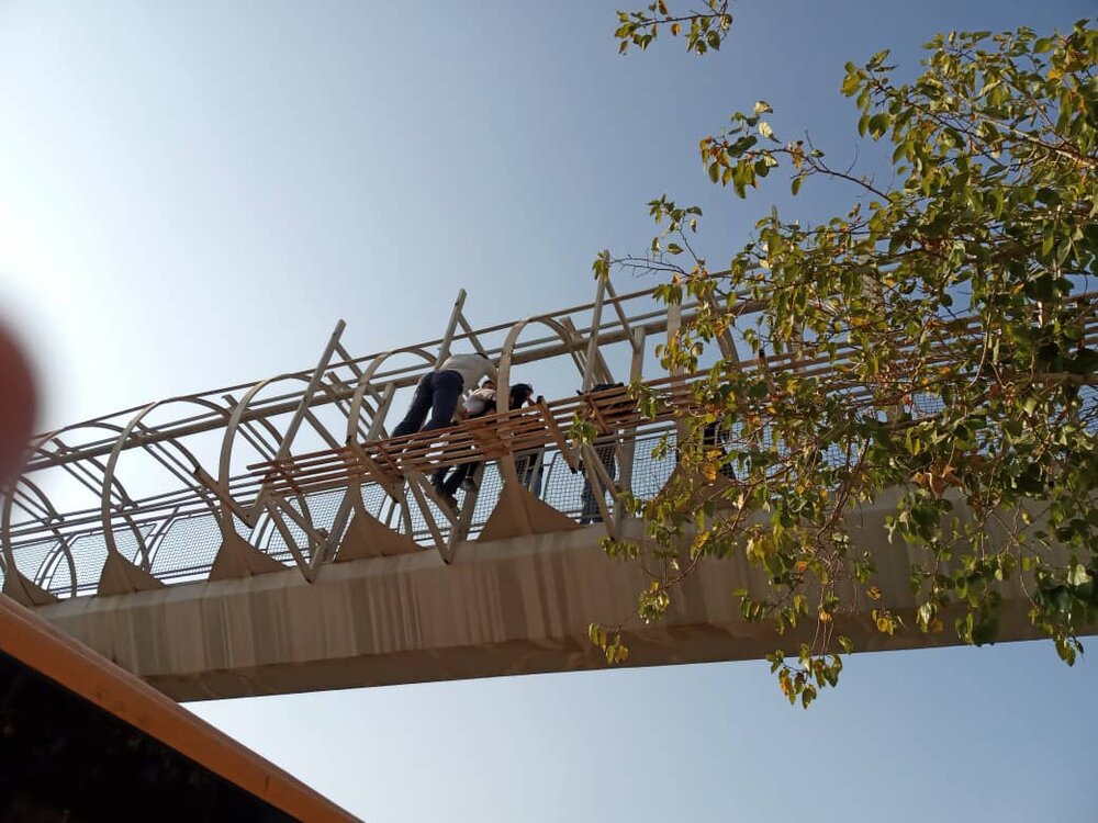 اقدام به خودکشی دختر ۱۸ ساله از روی پل عابر پیاده در اصفهان