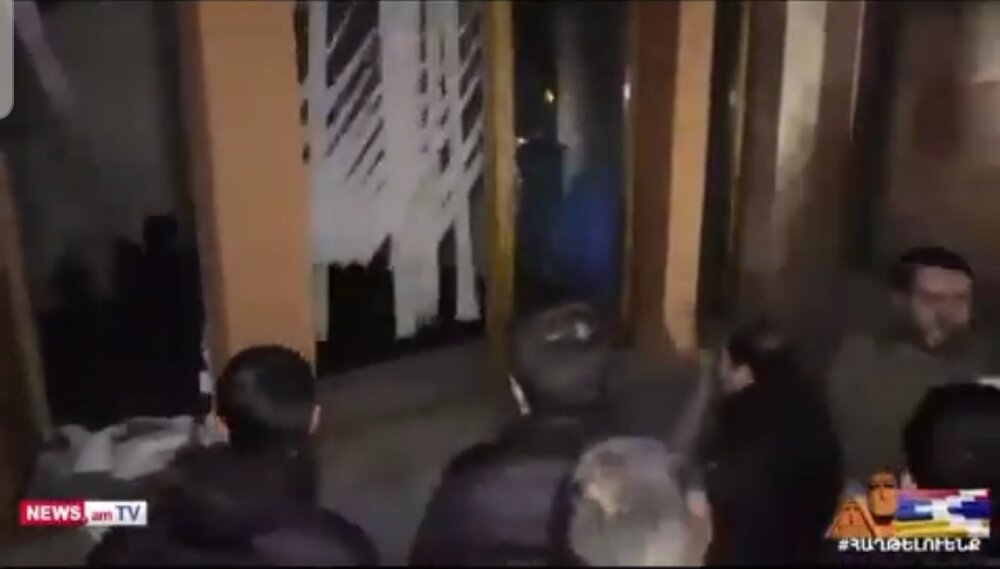 حمله معترضان به ساختمان نخست وزیری ارمنستان + فیلم