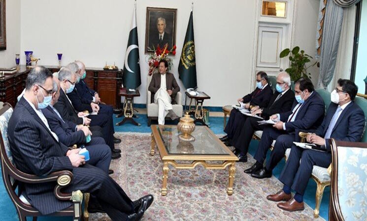 دیدار ظریف با نخست وزیر پاکستان/ امیدواری عمران‌خان نسبت به توسعه‌ روابط