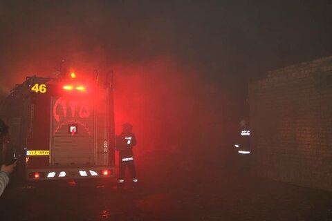 سه ایستگاه آتش‌نشانی اصفهان به حادثه حریق جمیل نخ اعزام شدند