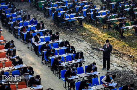 دانش آموزان در امتحانات کلاس 12 خود ، در میان شیوع ویروس کرونا در کاتماندو، نپال