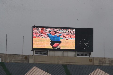 ادای احترام به مارادونا در استادیوم آزادی + عکس