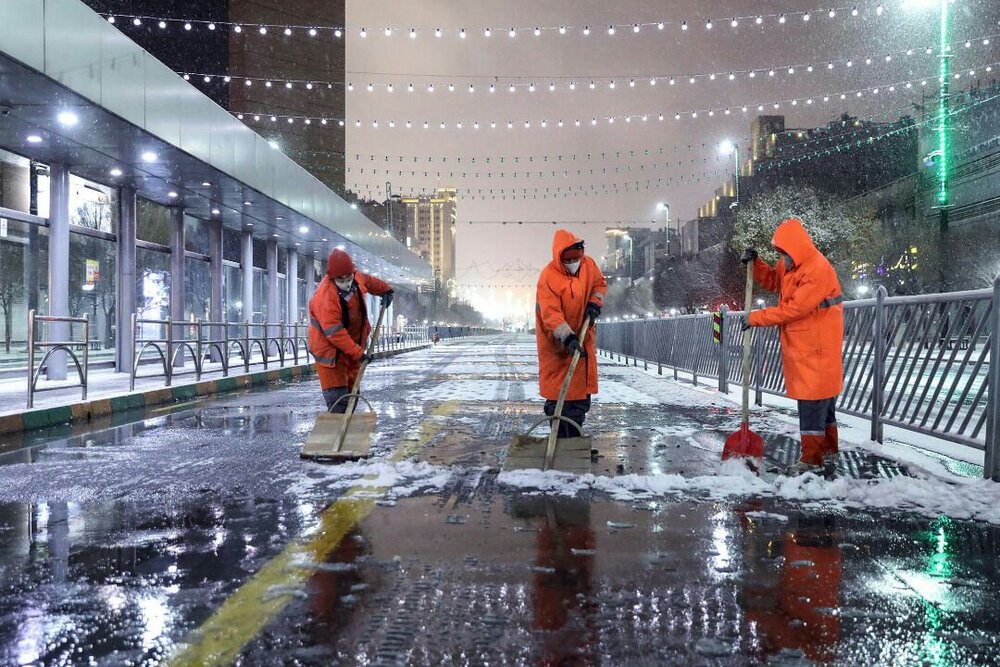 تلاش بیش از ۴۵۰۰ نفر از پاکبانان مشهدی برای یخ‌زدایی شهر