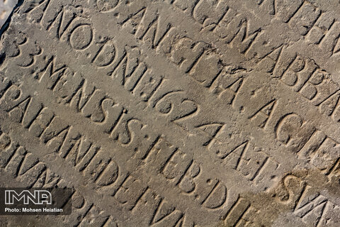 نمایی از سنگ قبر «یوهان نورتمبر» فرستاده انگلستان در دربار شاه عباس اول متوفی در سال ۱۶۲۴ میلادی