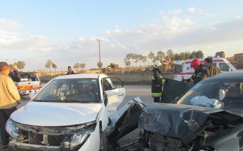 محبوس شدن سرنشینان خودرو در تصادف شرق اصفهان