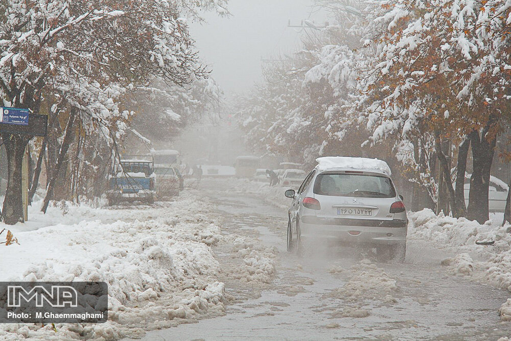 بارش برف در محور "دامنه–الیگودرز" /بارش باران در اکثر محورهای ارتباطی اصفهان
