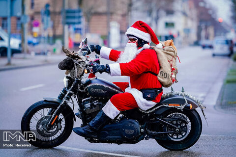 پاتریک کانتز ، بنیانگذار هارلی دیویدسون سوار بر موتورش با لباس بابانوئل.  لانداو، آلمان