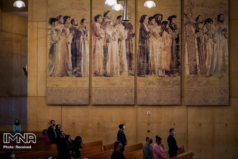پرستاران برای مراسم تشییع شب کریسمس در داخل کلیسای جامع بانوی فرشتگان جمع می شوند.لس آنجلس، آمریکا