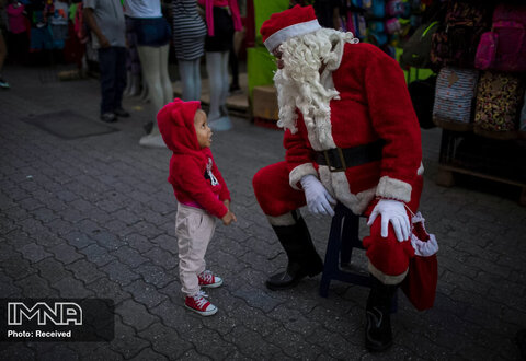 فردی پارا ، با لباس بابانوئل در یک نمایشگاه کریسمس با دختری صحبت می کند. کاراکاس، ونزوئلا
