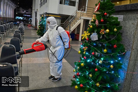 کارگری که از تجهیزات محافظتی شخصی استفاده می کند، برای جلوگیری از شیوع ویروس کرونا پس از تشییع شب کریسمس کلیسای مقدس Redeemer را ضد عفونی می کند.بانکوک