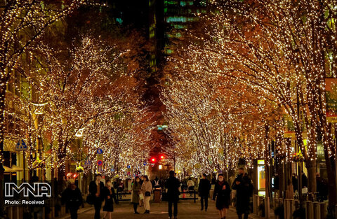 مردم در منطقه تجاری مارونوچی توکیو که به عنوان بخشی از تزئینات فصلی با تقریباً 1.2 میلیون چراغ ال ای دی روشن شده است ، راه می روند. توکیو، ژاپن