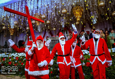 مسیحیان پاکستانی هنگام جشن کریسمس لباس بابانوئل را می پوشند. لاهور، پاکستان