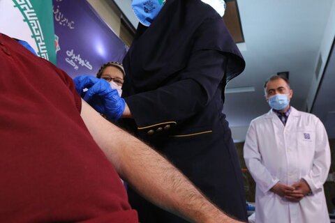 تزریق واکسن ایرانی کرونا ستاد اجرایی به دومین گروه از داوطلبان